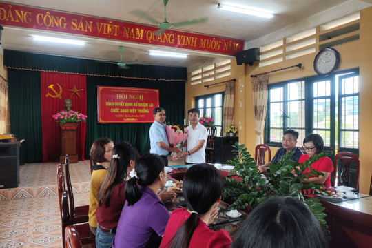 Phường Vị Khê trao quyết định bổ nhiệm lại Hiệu trưởng trường Tiểu học Nam Toàn 