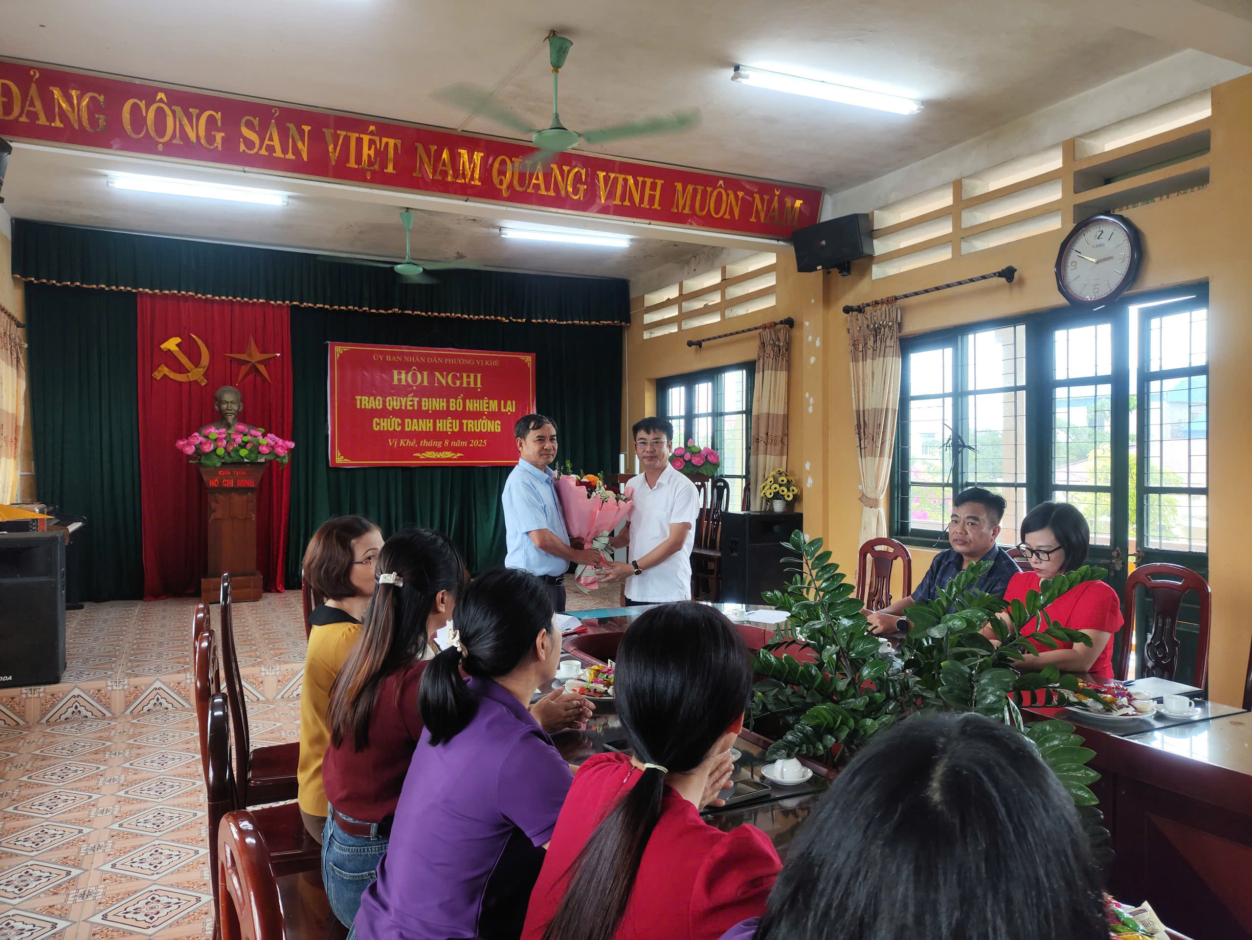 Phường Vị Khê trao quyết định bổ nhiệm lại Hiệu trưởng trường Tiểu học Nam Toàn