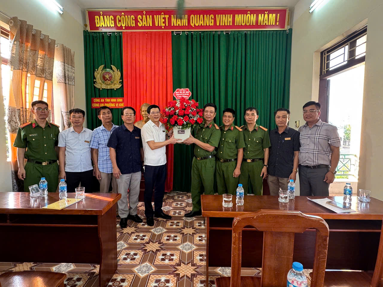 Lãnh đạo UBND phường Vị Khê động viên và chúc mừng chiến công của Công an Phường Vị Khê