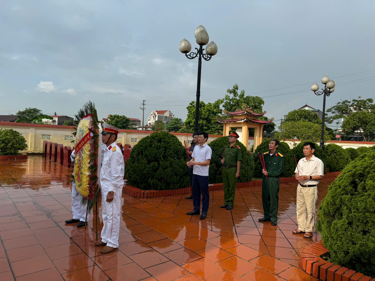 Lãnh đạo phường Vị Khê dâng hương tưởng niệm các Anh hùng liệt sĩ nhân dịp kỷ niệm 80 năm Cách mạng Tháng Tám và Quốc khánh 2/9