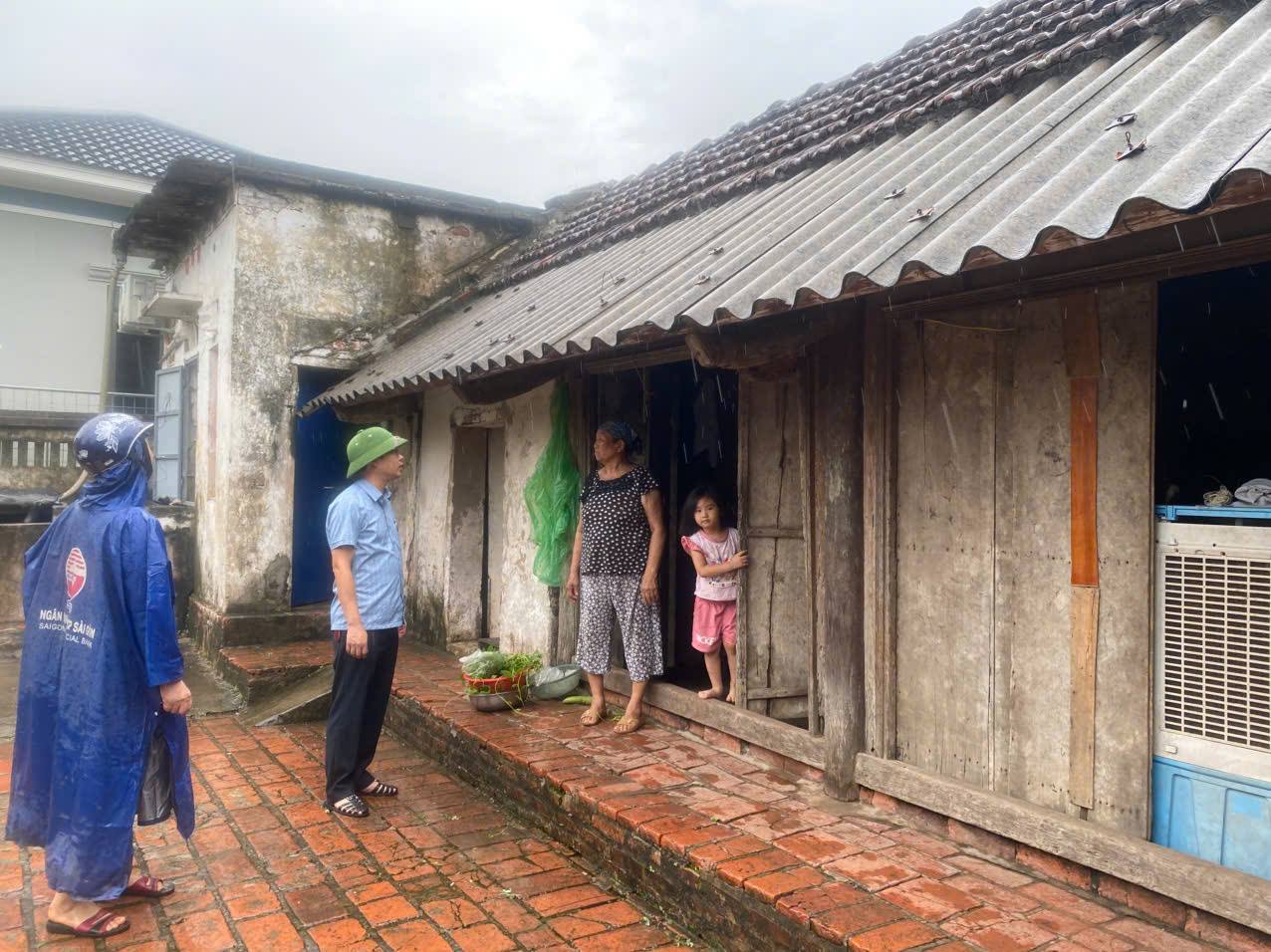 Lãnh đạo UBND phường Vị Khê vận động một số hộ dân ko đảm bảo an toàn đến nơi trú ẩn an toàn trước khi bão số 3 đổ bộ